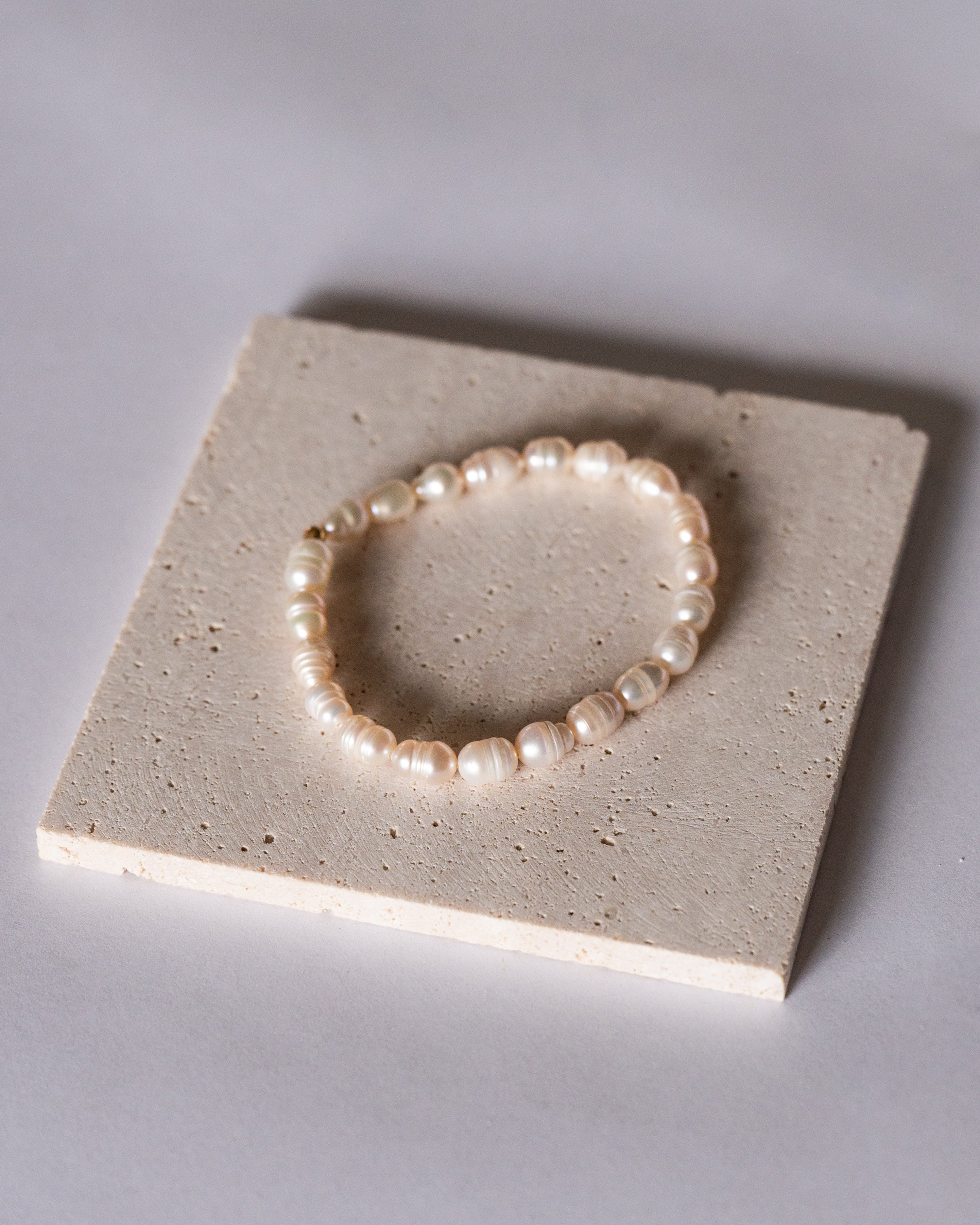 pearl bracelet, stretchy bracelet, stackable bracelet, delicate bracelet