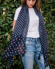 Explore our navy scarf adorned with an eye-catching pattern of spots in various sizes. Playful hot pink ring accents highlight some spots, adding a fun touch to the design. Complete with navy tassels, this scarf is the ideal accessory for a stylish and cozy winter look. Crafted from a comfortable polyester blend.