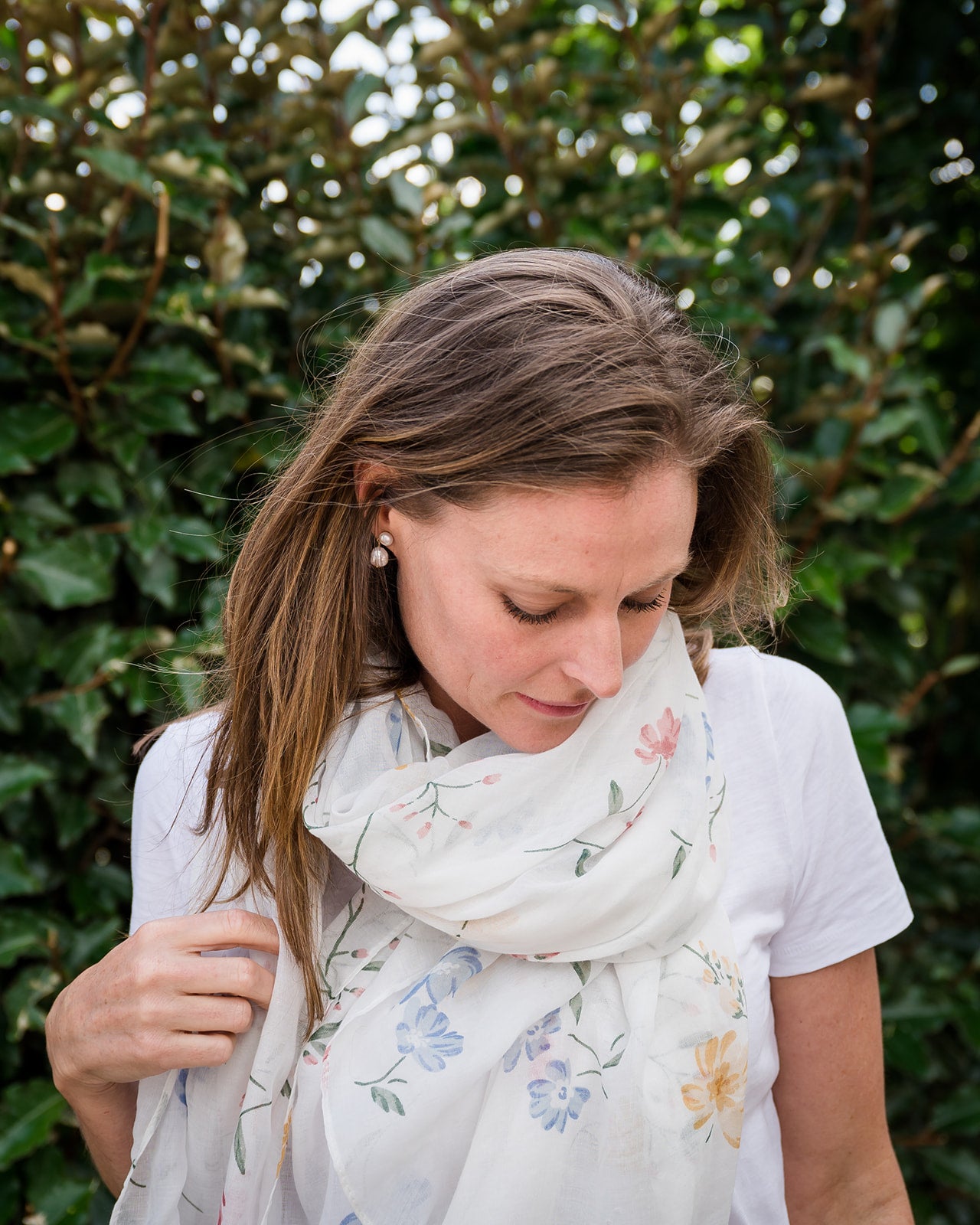Elevate your look with our soft white-based scarf, featuring a beautifully designed floral print in pastel pinks, blues, and yellows. White tassels at each corner complete the look, making this accessory a must-have for any wardrobe. The soft white base provides versatility, allowing easy pairing with a wide range of colours and styles.
